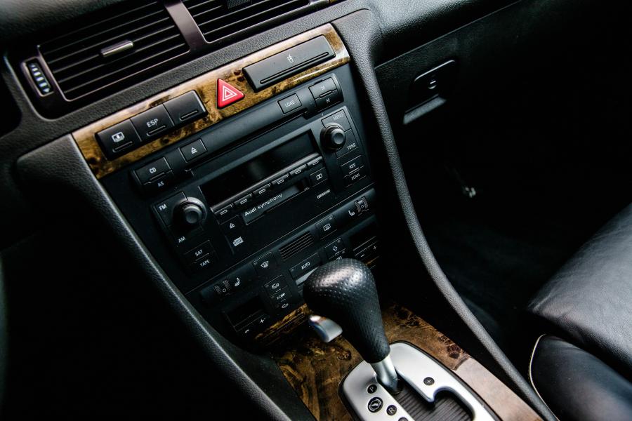 Детали интерьера Audi RS6 Sedan (4B, C5) 2002 года  (NA) (фото 11 из 20)